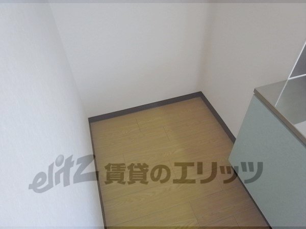 Other room space. Refrigerator yard