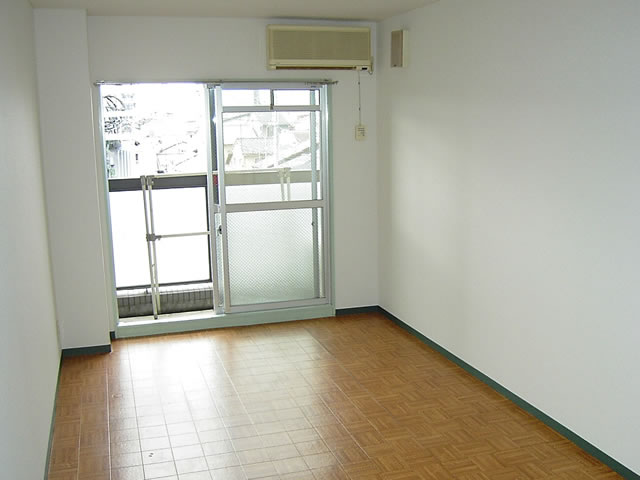 Living and room. A spacious room is 8 quires more