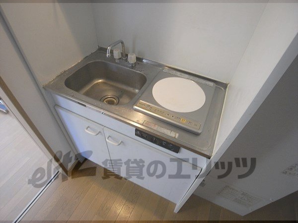 Kitchen. 1-neck IH is with a stove