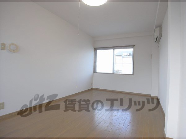 Living and room. 12 Pledge and Spacious room