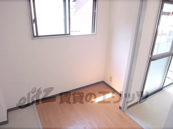 Other room space. Refrigerator yard