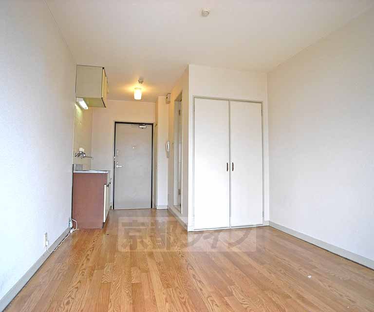 Living and room. Is a quiet environment.