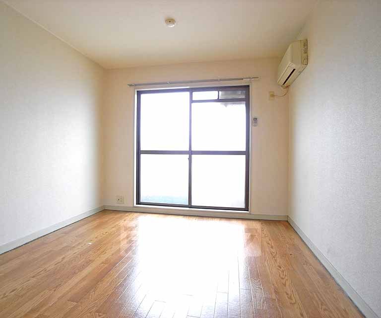 Living and room. Spacious Western-style.