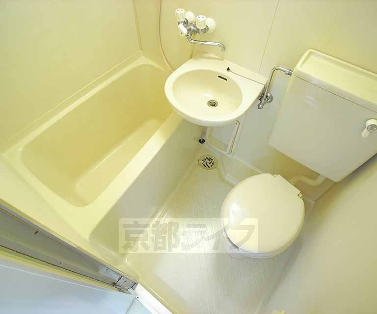 Bath. Beautiful there is a feeling of cleanliness.