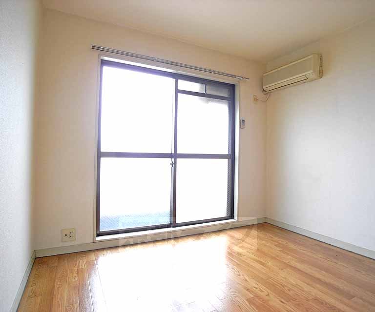 Living and room. There is a feeling of opening.