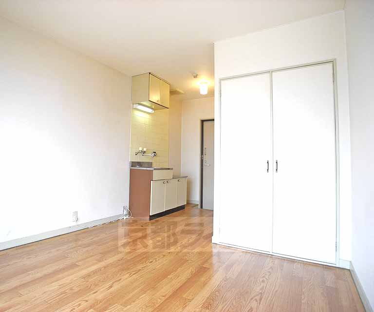 Living and room. Spacious Western-style.