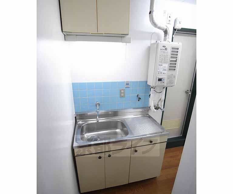 Kitchen. Sink spread of kitchen