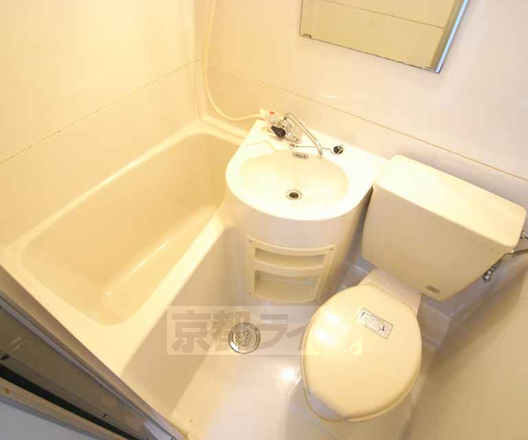 Bath. Bright unit bus