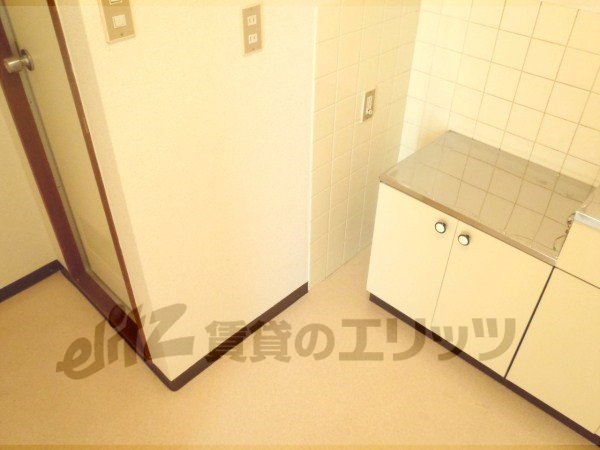 Other room space. Refrigerator yard