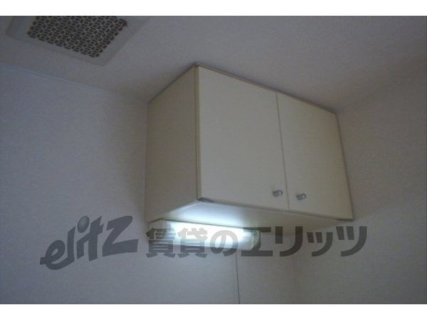 Kitchen. Upper receiving