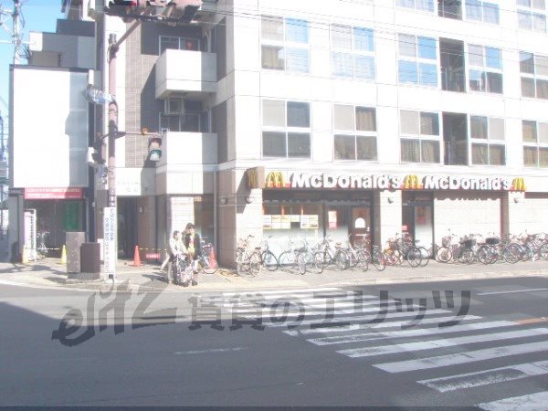 restaurant. McDonald's thousands of 1060m to the neutral stand (restaurant)