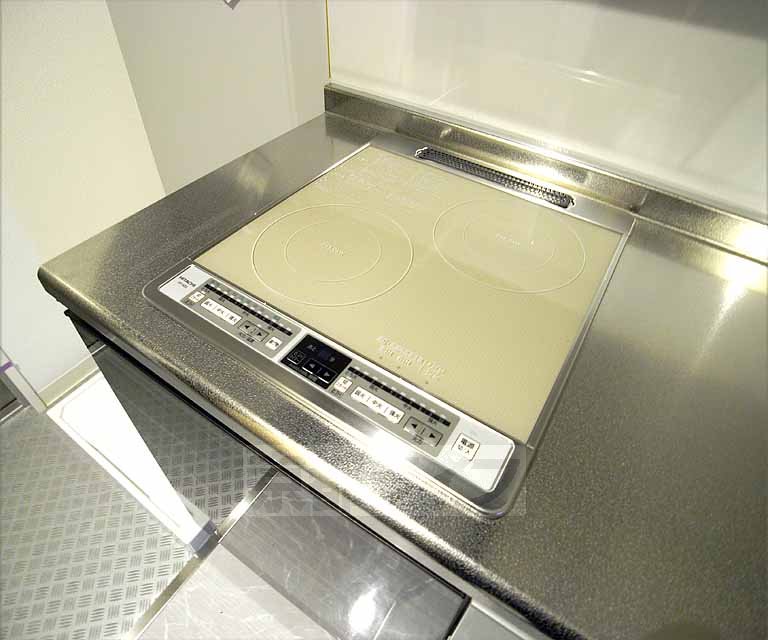 Kitchen. With 2-neck IH.