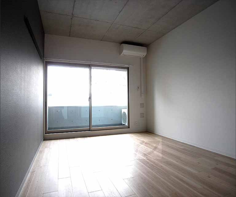 Living and room. Spacious Western-style.