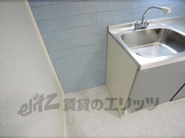 Other room space. Refrigerator yard