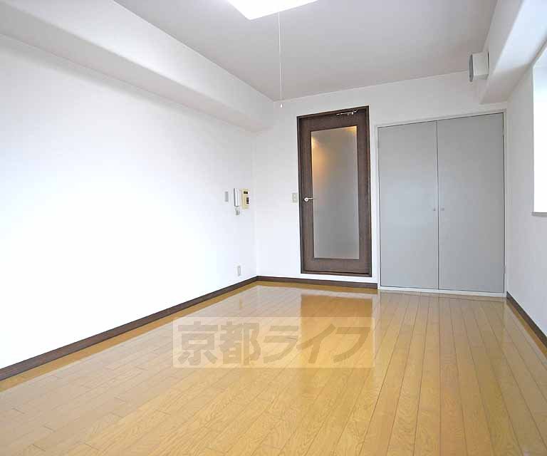 Living and room. It is spacious can Western-style.