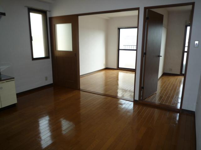 Living and room. All rooms flooring