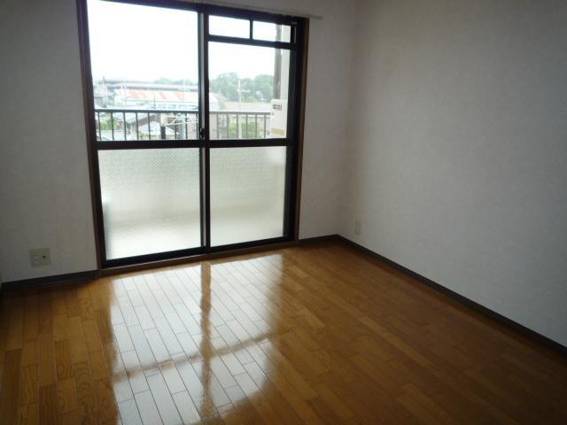 Other room space. Bright south-facing