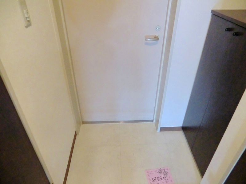 Entrance. It is the entrance with a shoebox ☆