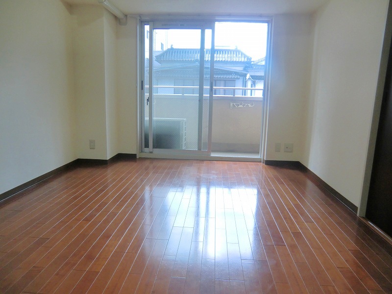 Other room space. Built is also shallow clean flooring ☆