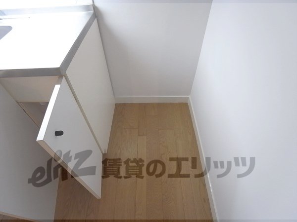 Other room space. Refrigerator yard