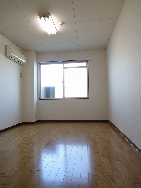 Living and room. 6 is a pledge of the room.