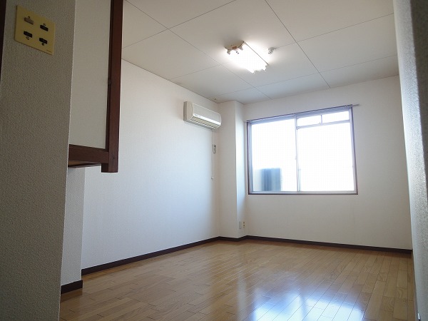 Living and room. It is north-facing.