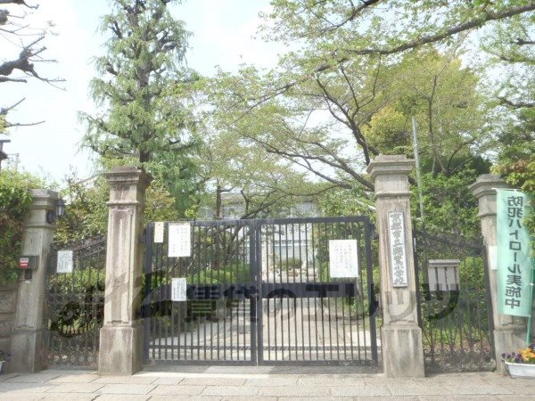 Primary school. Xiang 鸞小 400m to school (elementary school)