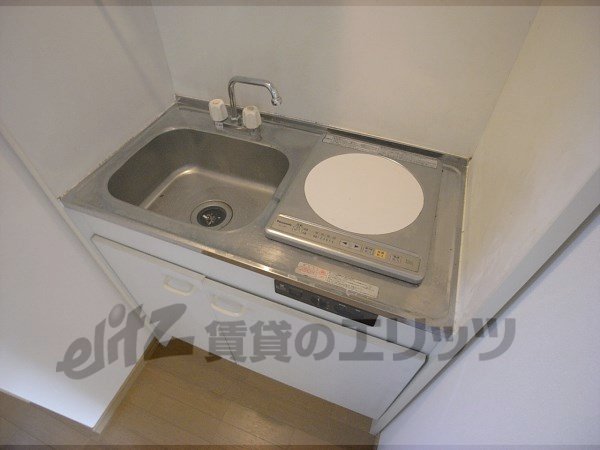 Kitchen. 1-neck IH is with a stove