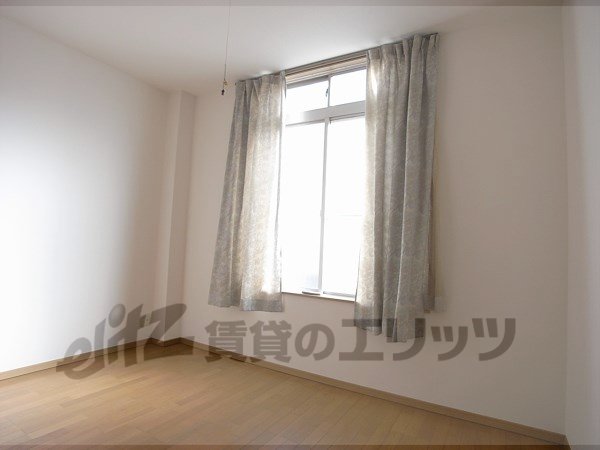 Living and room. The window is large, bright room