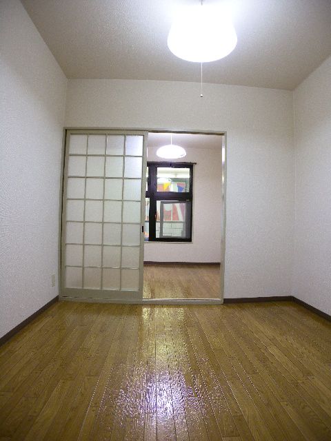 Living and room. 2 room usage is up to you because there!