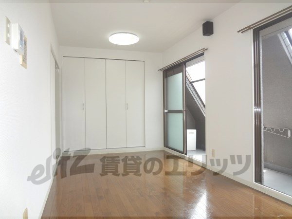 Living and room. 8 pledge