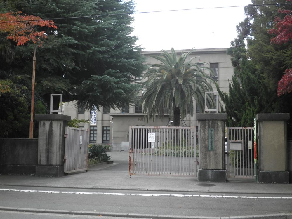 Junior high school. 1300m to Nijo junior high school