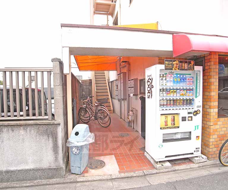 Other common areas. Building entrance.