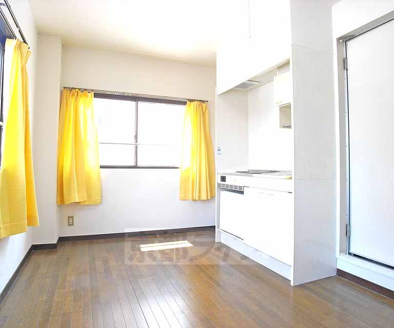 Living and room. Spacious Western-style.