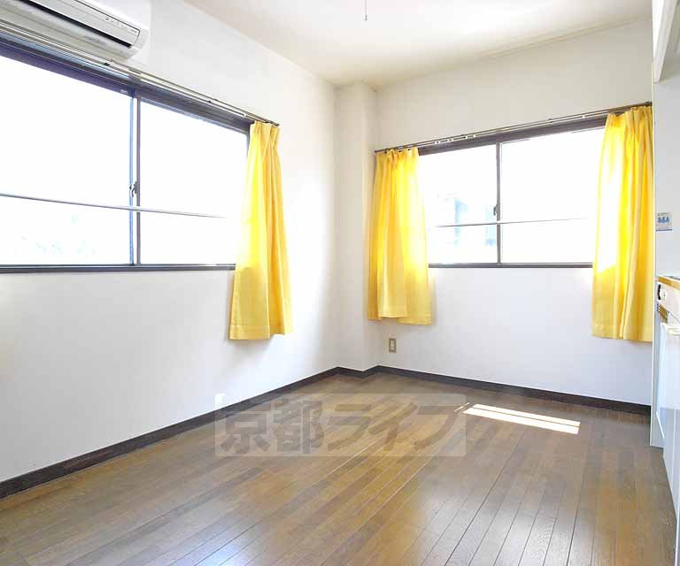 Living and room. Ventilation is good.