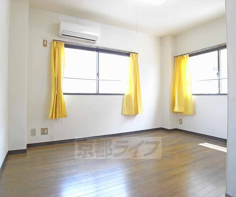 Living and room. Spacious Western-style.