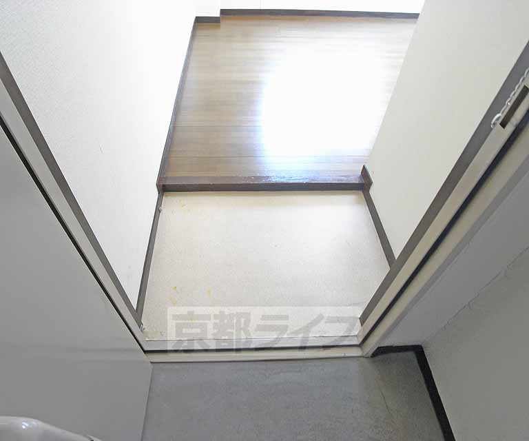 Entrance. Spacious entrance.