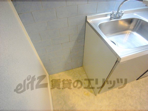 Other room space. Refrigerator yard