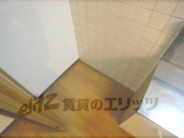 Other room space. Refrigerator yard