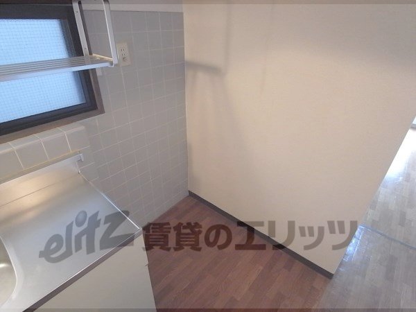 Other room space. Refrigerator yard