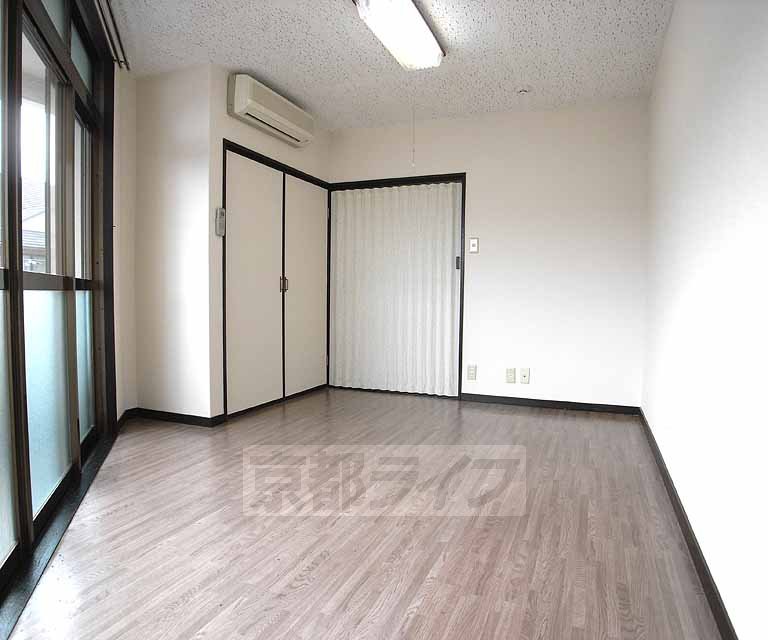 Living and room. Spacious Western-style.