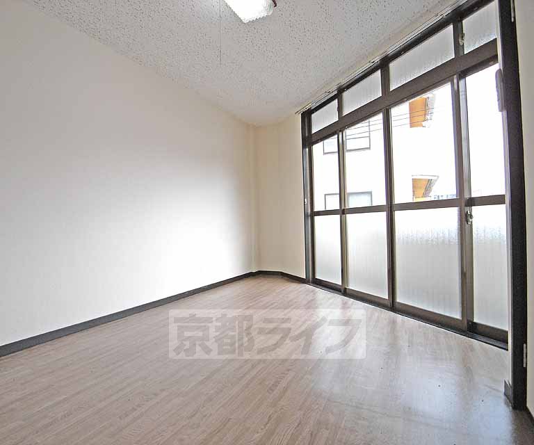 Living and room. Broad Western-style.