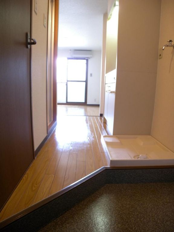 Entrance. For further information, please contact toll-free 0120-21-3325 ☆