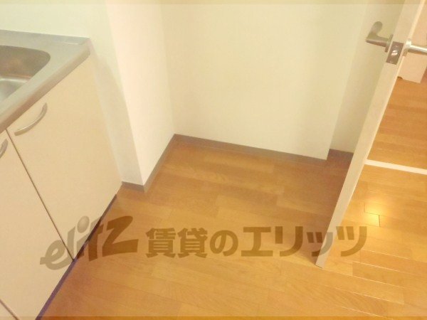 Other room space. Refrigerator yard