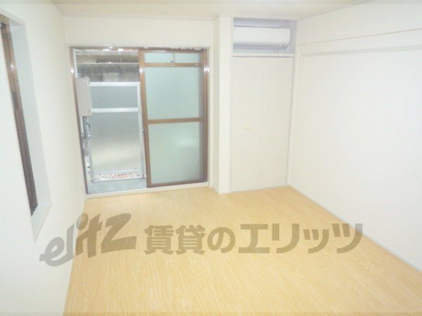 Living and room. Also quiet room in the condominium rental