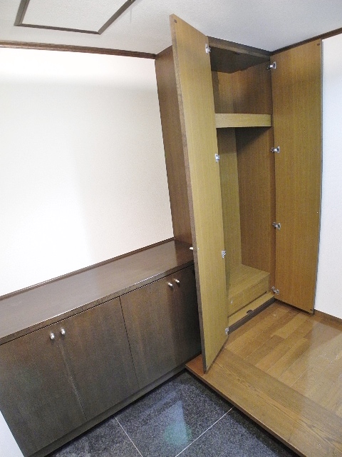 Entrance. It is plenty of front door storage ☆