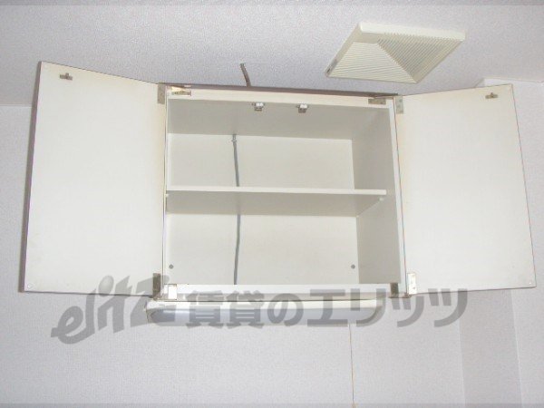 Kitchen. Upper receiving