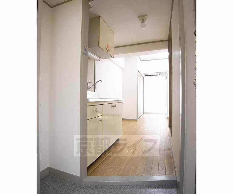 Entrance. Entrance, Corridor is wide.