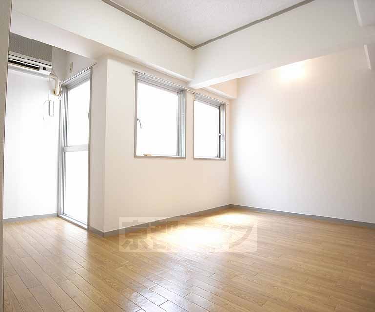 Living and room. Bay window There are three.