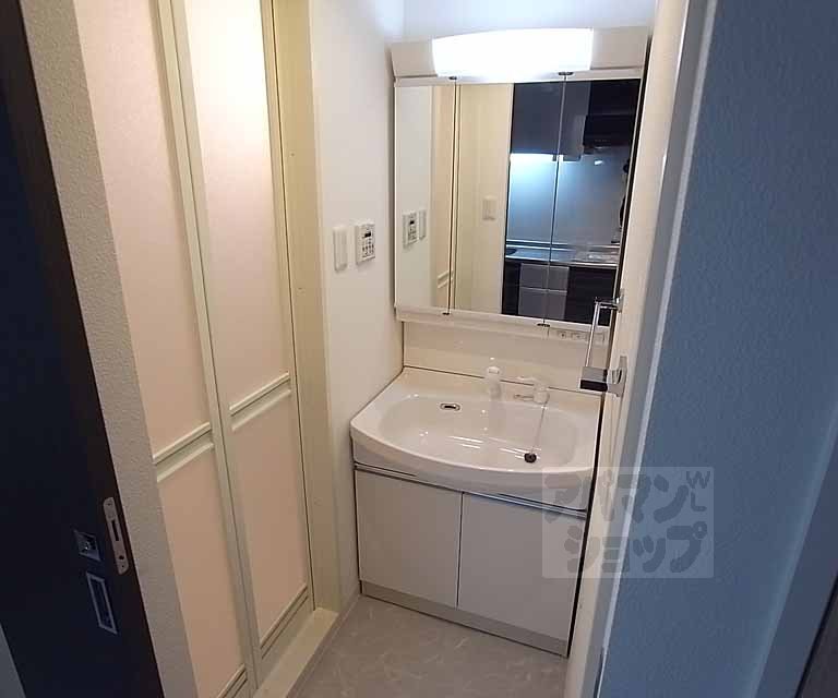 Washroom. Shampoo dresser equipment